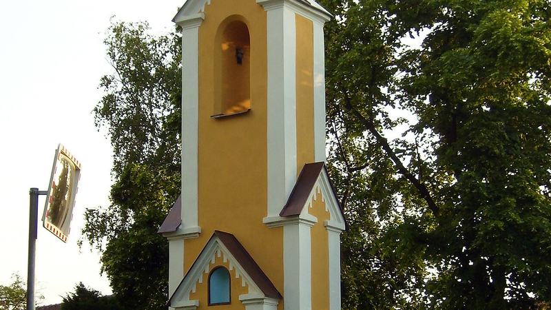 Kaplička v Šestajovicích, okres Praha-východ, ul. 9. května