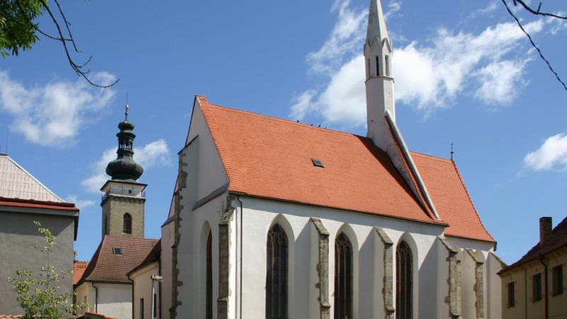 Soběslav - kostel sv. Víta, v pozadí věž děkanského kostela sv. Petra a Pavla