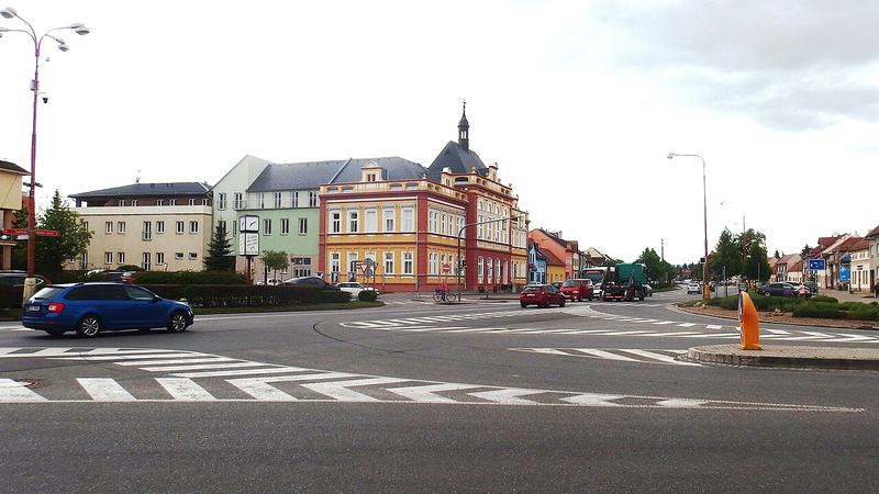 Staré Město, okres Uherské Hradiště, Česká republika. Hlavní křižovatka a radnice
