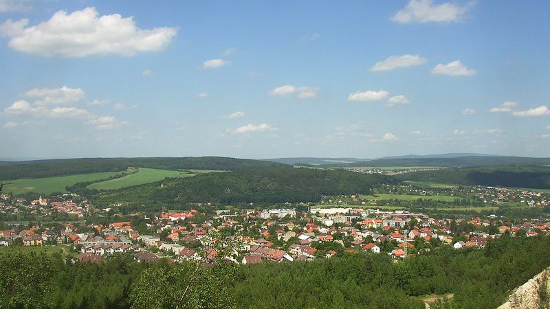 Starý Plzenec , okres Plzeň-město. Celkový pohled na město od jjz., z horní hrany opuštěné