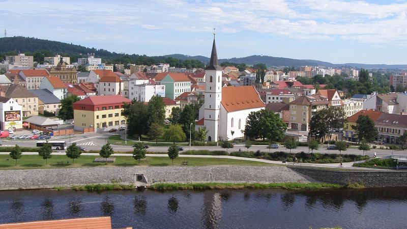 Panorama města Strakonice, pohled zřejmě z věže kostela sv. Prokopa přes Otavu směrem ke k