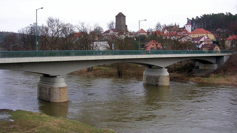 Týnec nad Sázavou , pohled od prodejny LIDL na Masarykův most a centrum města s hradem