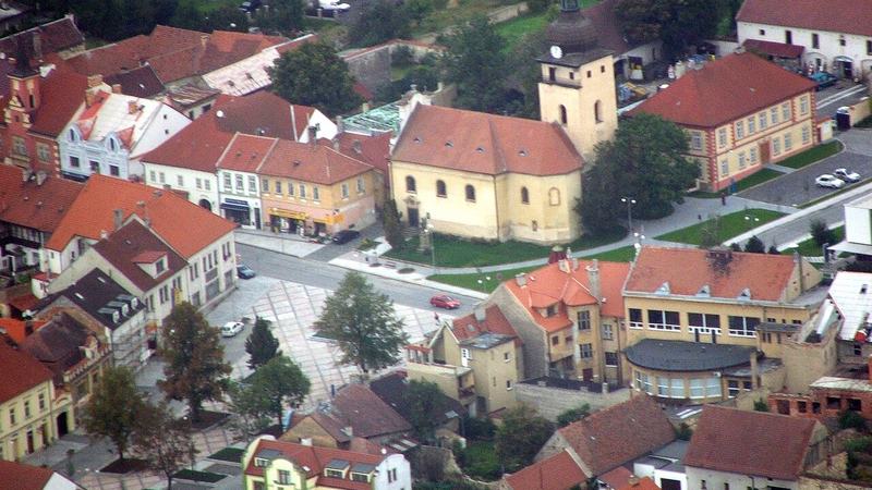 Letecký pohled na centrum Unhoště krátce před přistáním na Ruzyni
