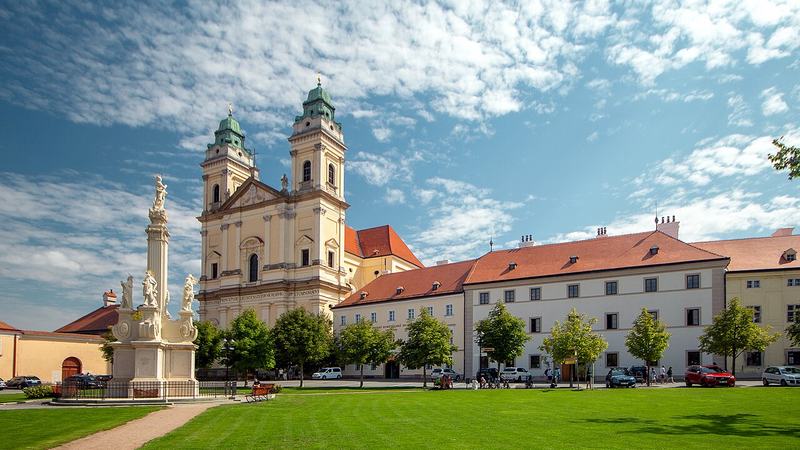 Kostel Nanebevzetí Panny Marie ve Valticích