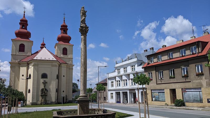 Vamberk - Husovo náměstí s mariánským sloupem a kostelem sv. Prokopa