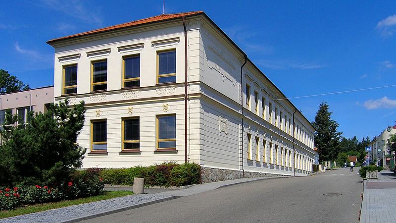 Škola ve Velkých Popovicích u Komenského ulice
