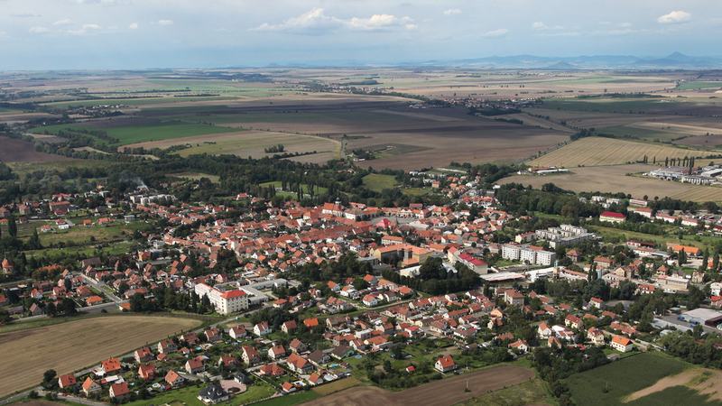 město Velvary - letecký pohled od jihovýchodu; v popředí vlevo silnice od Velké Bučiny, v 