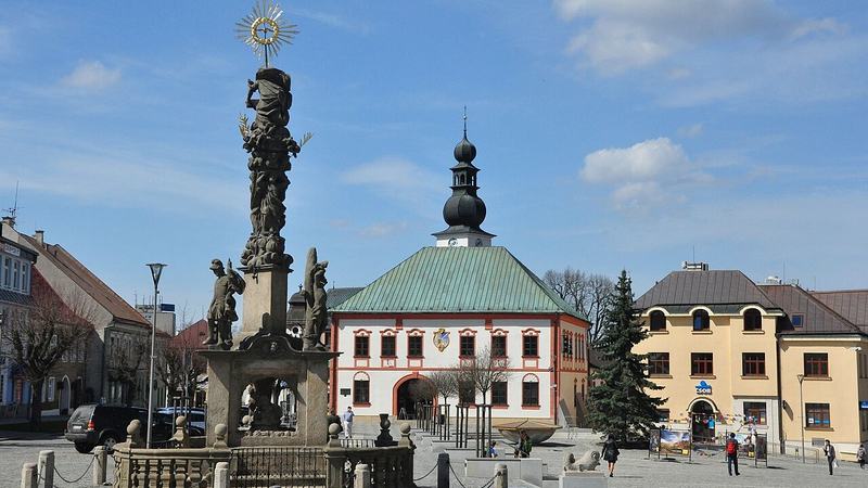 Žďár nad Sázavou (Saar), Hauptplatz mit Pestsäule und Rathaus