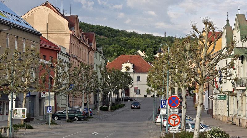 Židlochovice, pohled na náměstí Míru od mostu