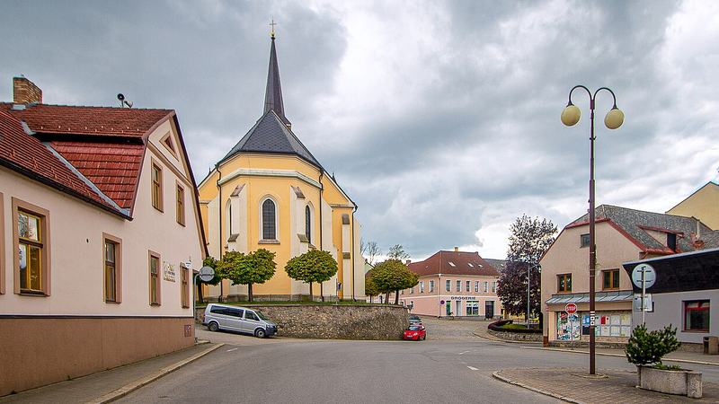 Žirovnice, Havlíčkovo náměstí s kostelem sv. Filipa a Jakuba