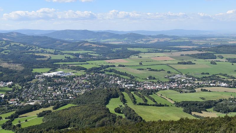Blick von der Bischofskoppe auf Zlaté Hory